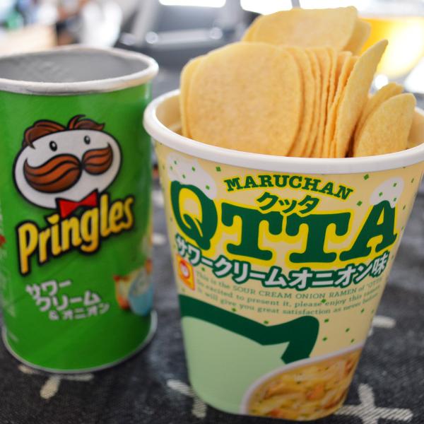 今年も再販された「QTTA サワークリームオニオン味」がマジでウマい！ プリングルズを大量投入するともっとウマい！！