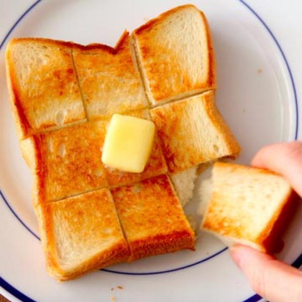 フライパンで「絶品バタートースト」を作る方法とは？　「いつもの食パンが極上になる」「トースターより簡単でおいしい！」