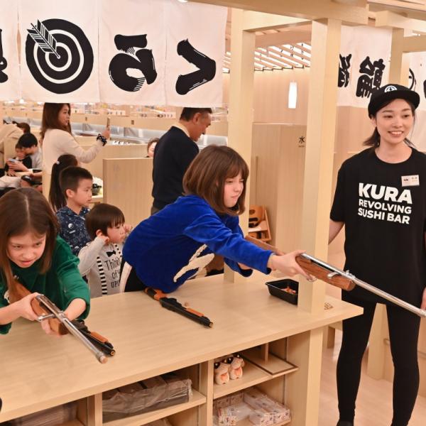 浅草のくら寿司が外国人ウケに振り切ってる！　畳のシートに射的や輪投げも