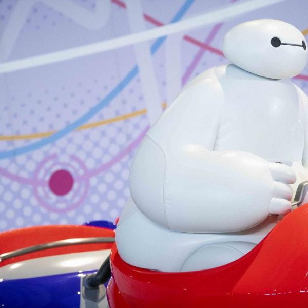 ベイマックスじゃなかった！？TDLランド新アトラクション初公開画像の彼は「そっくりな白いケア・ロボット」【だってTDRが好きっ！】
