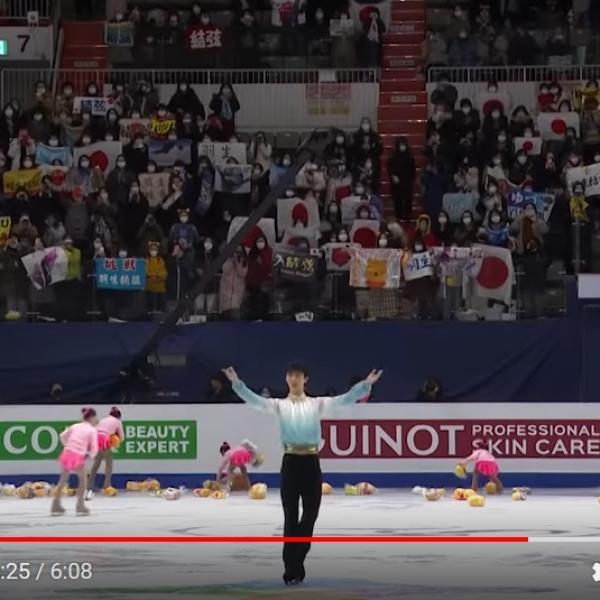 羽生結弦選手の“プーさん拾い”称賛報道に「疲れた選手にあんなことさせるな」「次の選手にも迷惑」「大好きなプーさんが大勢の人に投げ飛ばされて気持ちが悪い」など否定意見も