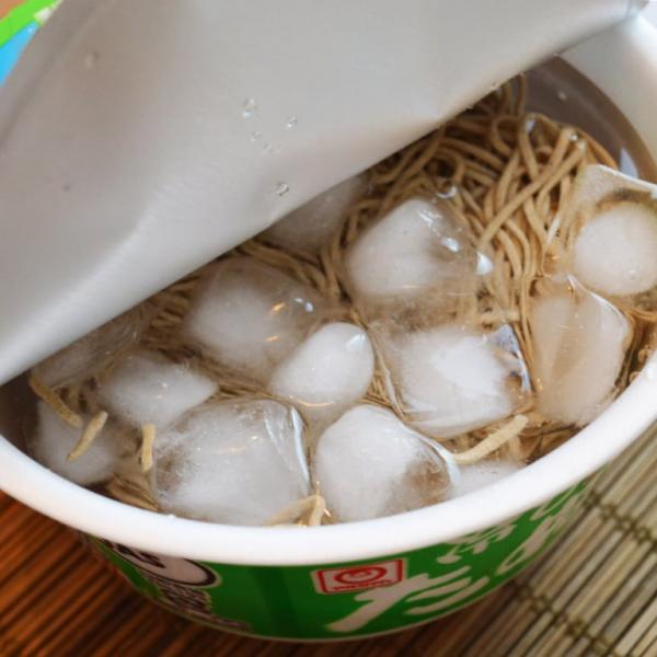 お湯を使わず氷水で冷やしカップ麺を作ってみたら大成功！ マルちゃん「冷しぶっかけそば」がさらに激ウマに！