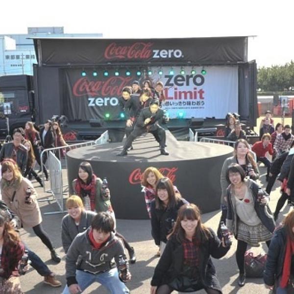 コカ・コーラデザイン トレーラー ベンツ ブラック 全国を巡回する『コカ・コーラ ゼロ』の巨大トレーラー出発式にEXILE