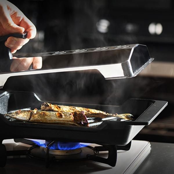 家ナカで炭火焼きを再現！日本らしさを感じるデザインの“新しい魚焼き 