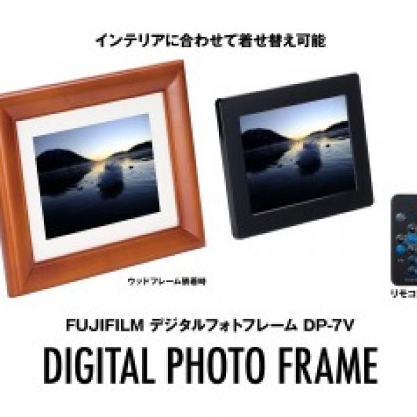 富士フイルム、インテリアになじむ“木製”の7型液晶デジタル