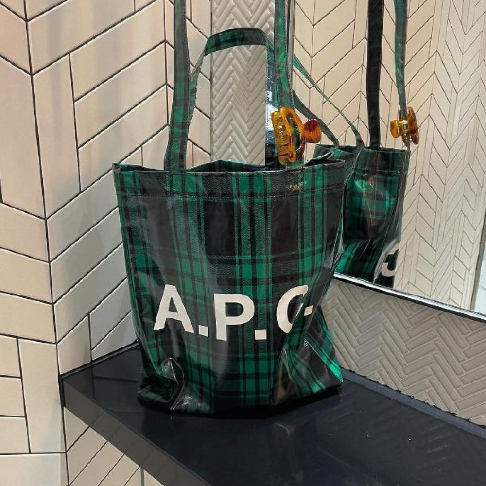 え、このお値段ウソでしょ!? A.P.C.のセールで、バッグもお財布も 