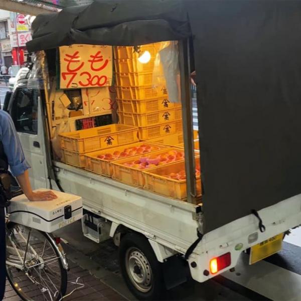 無許可で桃を路上販売している軽トラックの人に突撃してみた