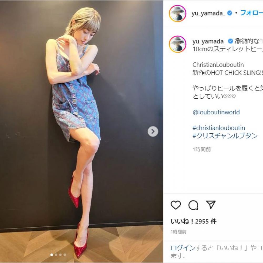 山田優、太もも全開の美脚ショット！セクシーな超ミニワンピース