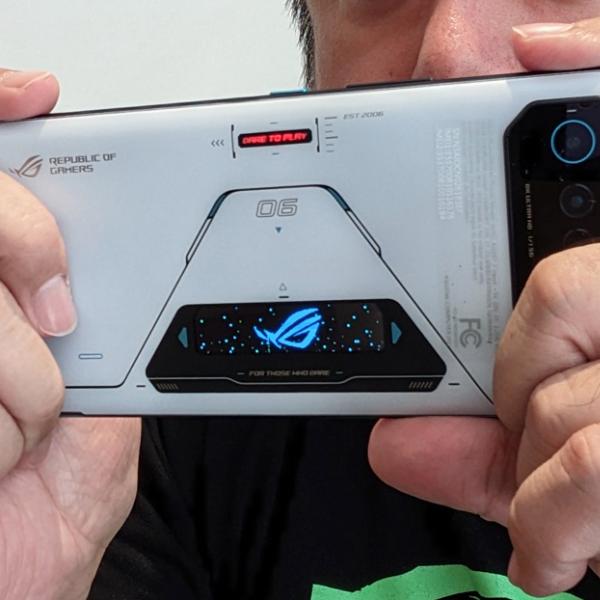 Snapdragon 8＋ Gen1と18GB RAM搭載の強力ゲーミングスマホ「ROG Phone