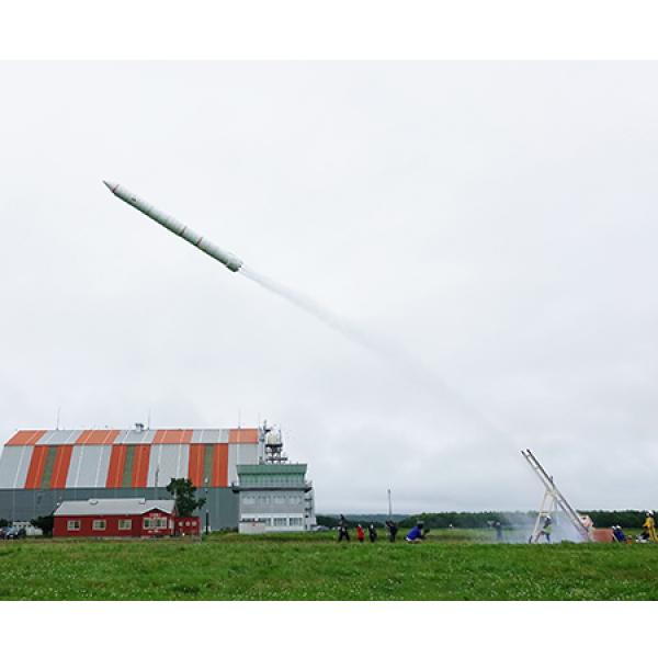 翔和学園が“最大の水ロケット”打ち上げ成功！ギネス世界記録に認定され