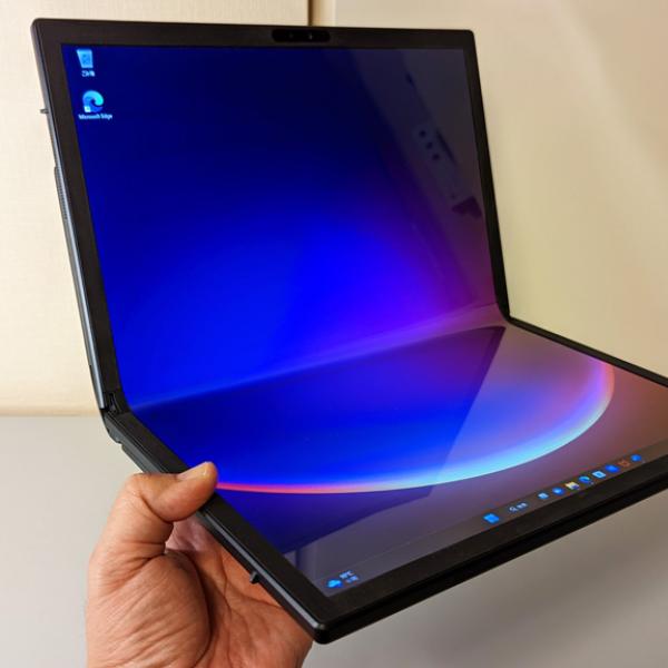 開くと17.3インチの大画面タブレットになるフォルダブルPC 「ASUS
