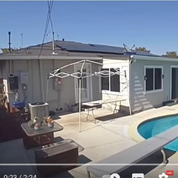 配達先のプールにダイブするアマゾンの配達員 →家主からのメッセージが粋