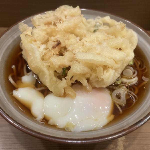 立ち食いそば屋のかき揚げが大嫌いな人が大絶賛するかき揚げの天玉そば / 東京・神田『かめや』