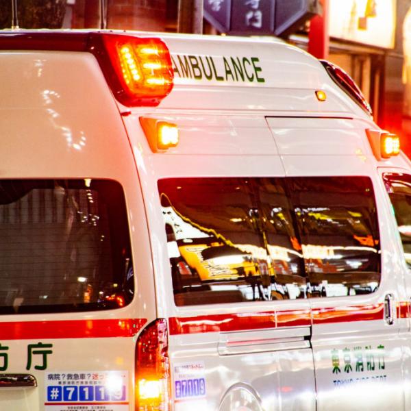 寝不足で意識が飛んだ人気ユーチューバーが交通事故 / 助手席の女子が衝撃をモロにくらって出血