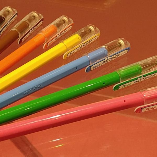 イマドキのJKはお菓子にラクガキして遊んでいる!?　学校生活で活躍しそうなカラーボールペン『MATTEHOP』