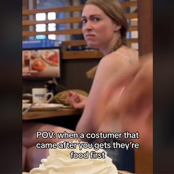 パンケーキを食べる動画を投稿 →背後の女性が注目を集めてしまう 「後ろの彼女が優勝」「やっぱこういうリアクションになるよ」