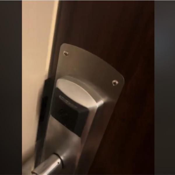 予約したホテルの部屋のドアを開けると →そこにはまさかの光景が
