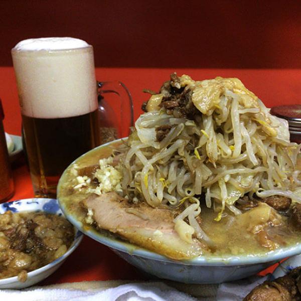 人気ユーチューバーSUSURU君がラーメン二郎系『富士丸』の超デカ盛りラーメン食べた結果→ 幼児にも食べさせた結果