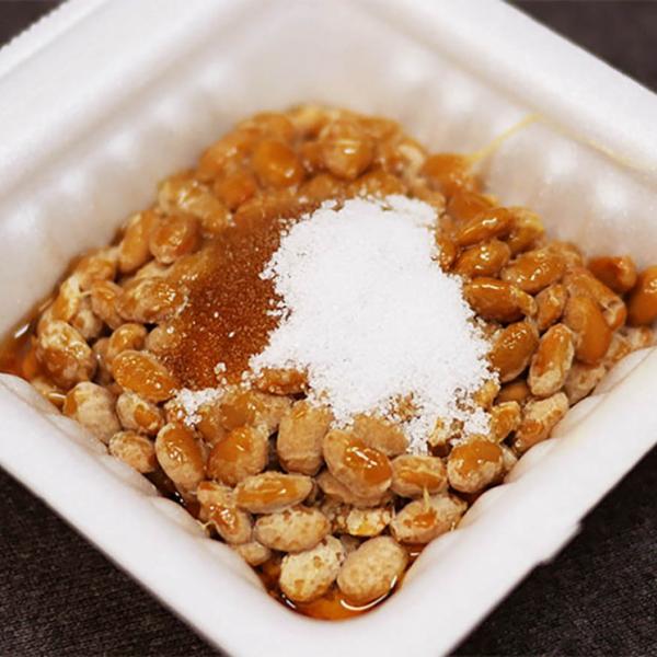 納豆に砂糖を入れて食べる人がいるってマジか→ 実際に試して食べた結果