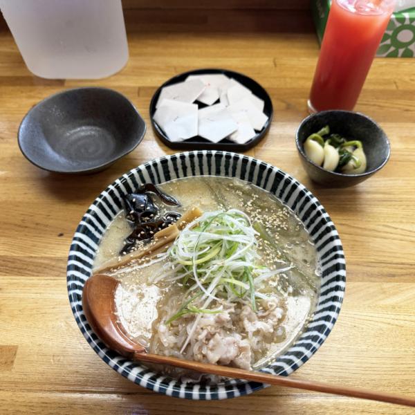 二郎系でも家系でもない！ 絶倫系ラーメン屋「すすきの絶倫らーめん」で絶倫ラーメンを食べた結果→ 謎の粉を大量摂取