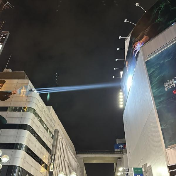 Netflixシリーズ「幽☆遊☆白書」が渋谷をジャック！　浦飯幽助の必殺技“霊丸”が放たれる巨大壁画広告は12/27まで