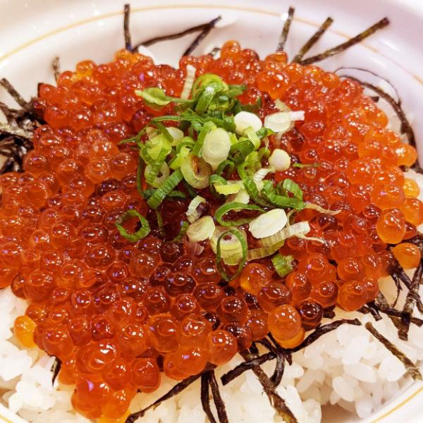 なか卯の「天然いくら丼」がインターネット上で大絶賛！ 漫画家「また食べたい」