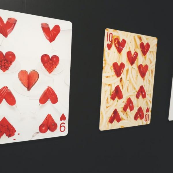 トランプの模様、よく見ると…？ 吉田ユニ『PLAYING CARDS』が