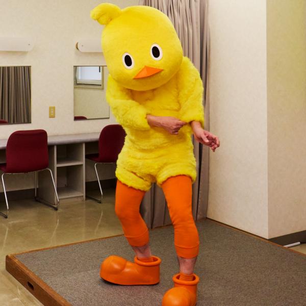 チキンラーメンのひよこちゃんの中の人が見えてしまう珍事 / 洗濯乾燥機で着ぐるみが縮んだため