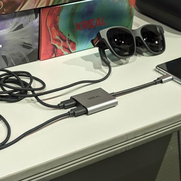 デバイスにUSB給電しながらARグラスが使えるアクセサリー「XREAL Hub