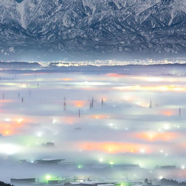 霧に包まれキラキラ幻想的な富山の写真が話題に「綺麗で幻想的」「北アルプスの山々が 神々しい」