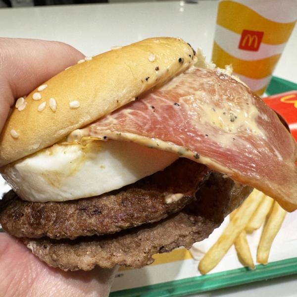 Facebookのマーク・ザッカーバーグが大絶賛した日本マクドナルドの『たまごダブル』を食べた結果→ えぇ…