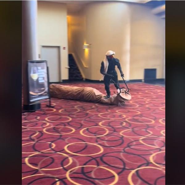 『デューン 砂の惑星PART2』のサンドワームに乗って映画館に現れた人が話題 「周囲の人の反応が薄すぎる」「予想以上にウケてないのが逆にウケる」