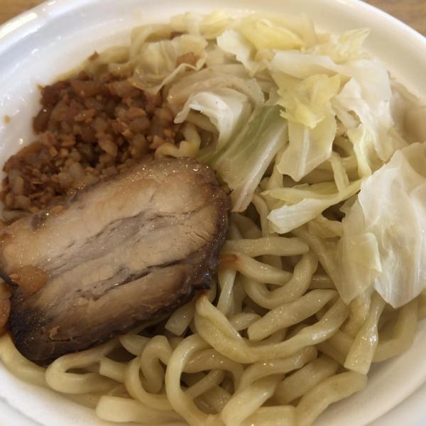 999kcalでジャンキーで旨い！ セブン-イレブン「背脂まぜそば」に進化の止まらないコンビニの技術革新を感じた