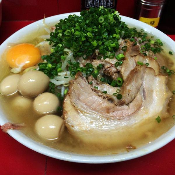 【マジか】ラーメン二郎が客の服装に注意喚起 / 半袖・短パン・サンダルの客は要注意→ なぜなのか