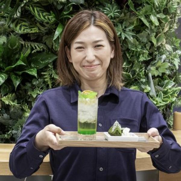 「IQOS ILUMA i シリーズ」の新色にインスパイアされたスペシャルスイーツとドリンクセットをIQOSストアで提供中