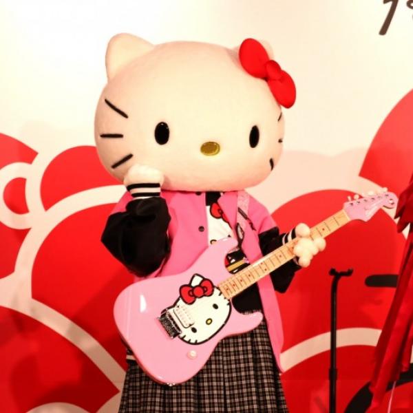 Fenderによるハローキティ50周年のコラボ商品が発売！Fender社長