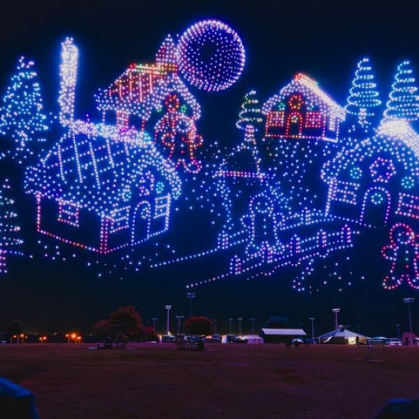 ギネス世界記録を打ち立てたクリスマスがテーマのドローンショー