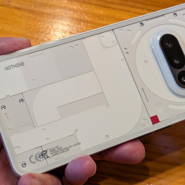 Nothing Phone (3a)」レビュー 望遠初搭載の3眼カメラと専用ボタン付き