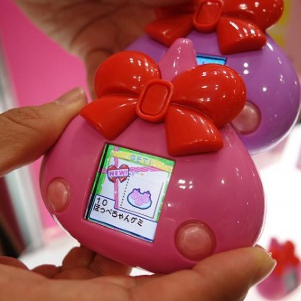 東京おもちゃショー2013】本体やスマホの画面から“ほっぺちゃん”を吸い