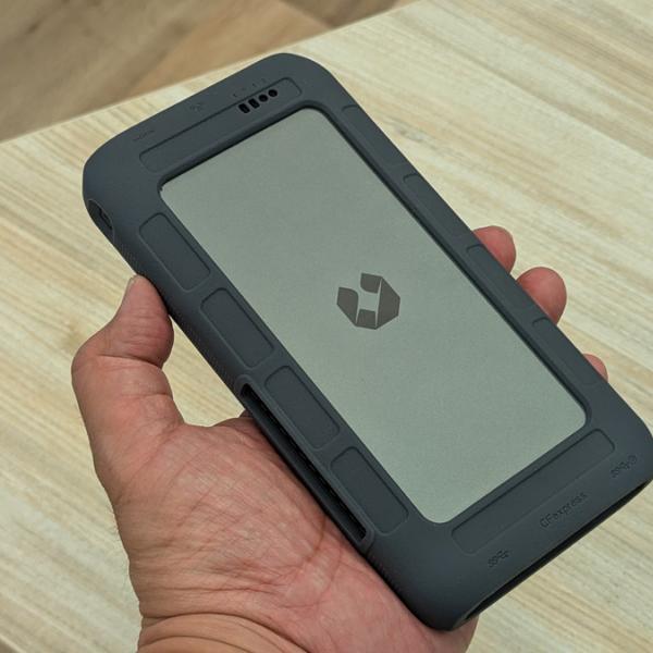 最大16TBを手軽に持ち運べるポータブルNAS「UnifyDrive UT2」の