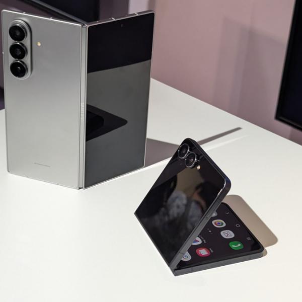 折りたたみ式スマートフォン ブラック 3カメラ au、折りたたみスマホ「Galaxy Z Fold3 5G」「Galaxy Z Flip3 5G