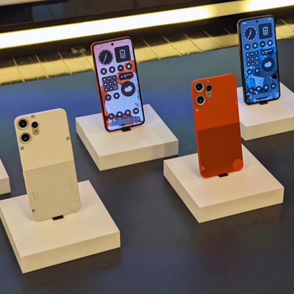 CMF by Nothingのスリムな3眼カメラ搭載スマホ「CMF Phone 2 Pro」が