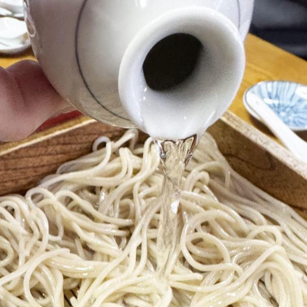 蕎麦に日本酒をぶっかけて食べると最高に美味しい→ 信じてくれないかもしれないけど事実です