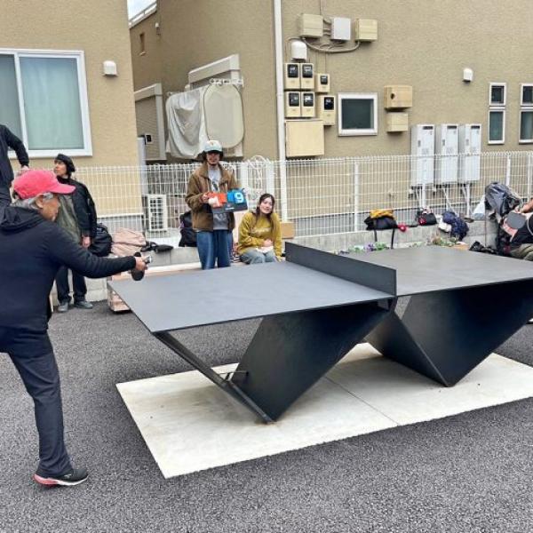 屋外卓球台」で下町商店街の空き地が激変！ 多世代入り混じる遊び場へ 
