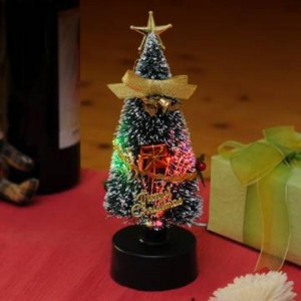 デスクの上にクリスマス！ 光ファイバーの色が変化する『USBクリスマス