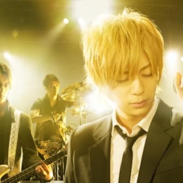 三浦翔平写真。坂口瞬役三浦翔平とドラムス矢崎哲平を演じる浅香