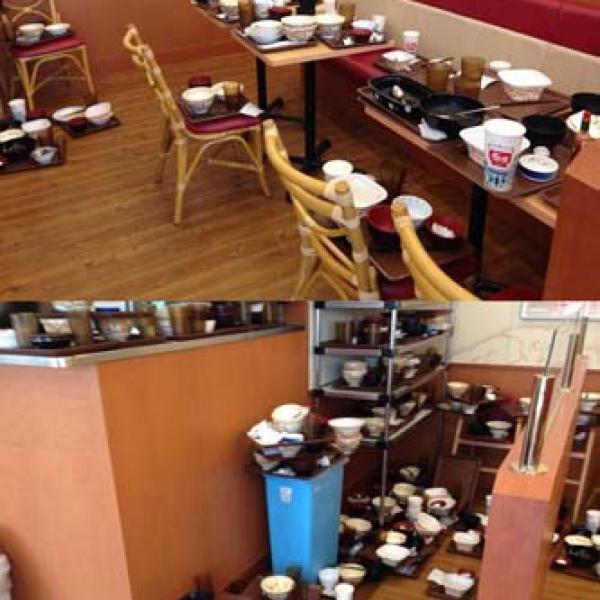 店員一人だけの「ワンオペ」で食器を片付けるヒマもない!?　牛丼屋店内の衝撃的な画像が話題に