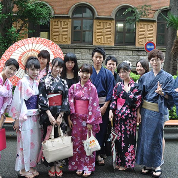 浴衣姿の学生をキャンパスで激写！ 「上智浴衣デー」に潜入取材