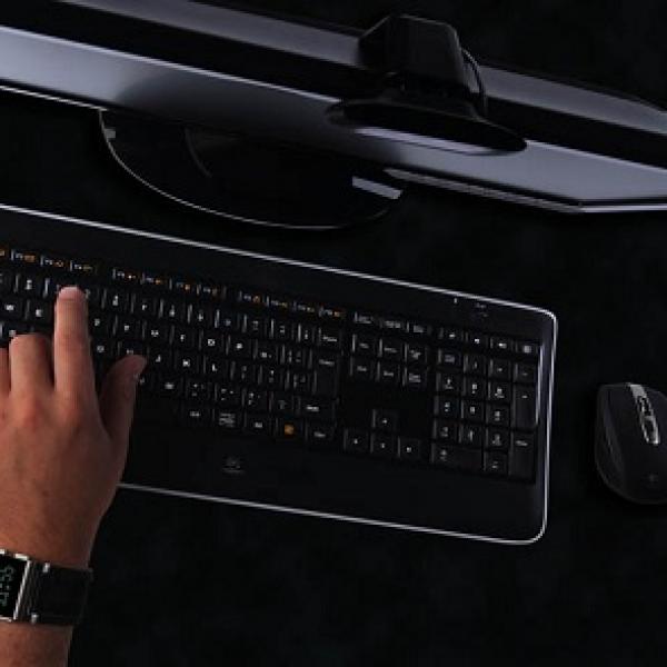 手を近づけると光る！ バックライト付き『ロジクール ワイヤレス