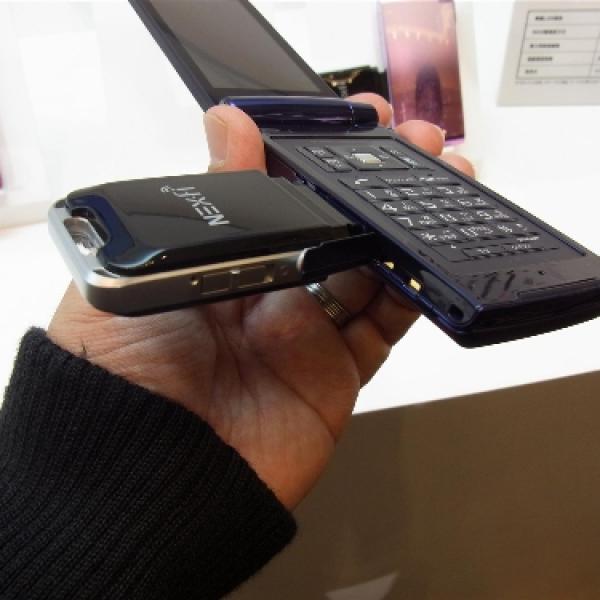auケータイを無線LANルータにできる『NEX-fi』とau初のモバイルルータ